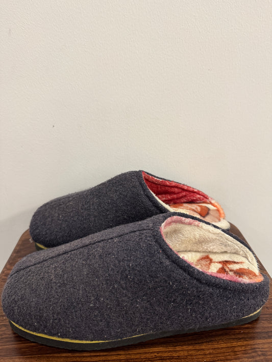 Handmade Cotton Slippers – Traditional Rural Craft from China